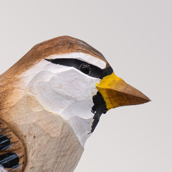 Spatz hängend von Holzvogel