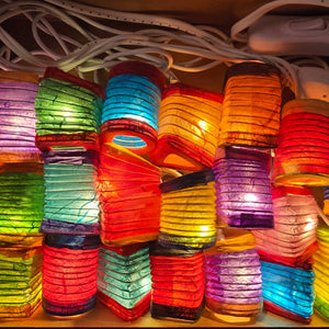 LED Lichterkette Laternchen Regenbogen von Caracol - beleuchtet Detail