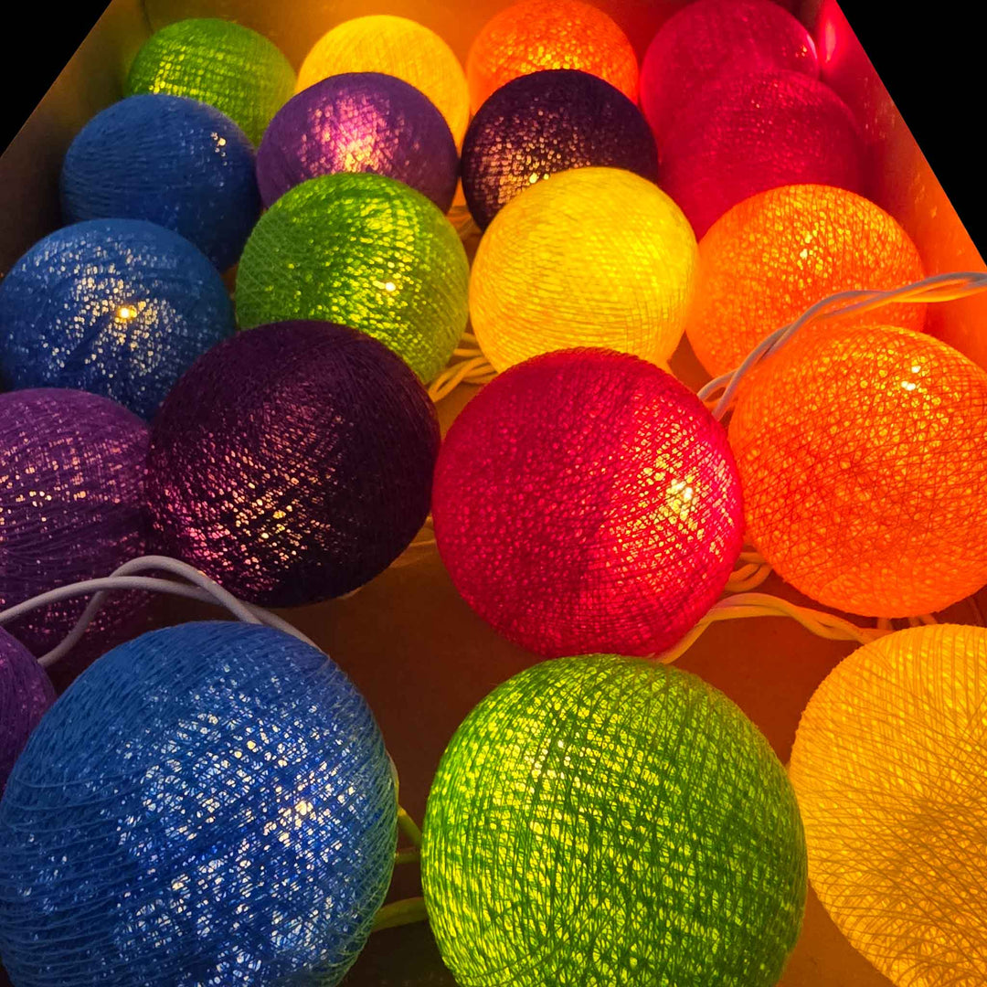 LED-Lichterkette Rainbow mit 35 Baumwollbällen von Caracol