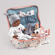 POMEA Puppe Cerise sitzend im Koffer ab 18 Monaten