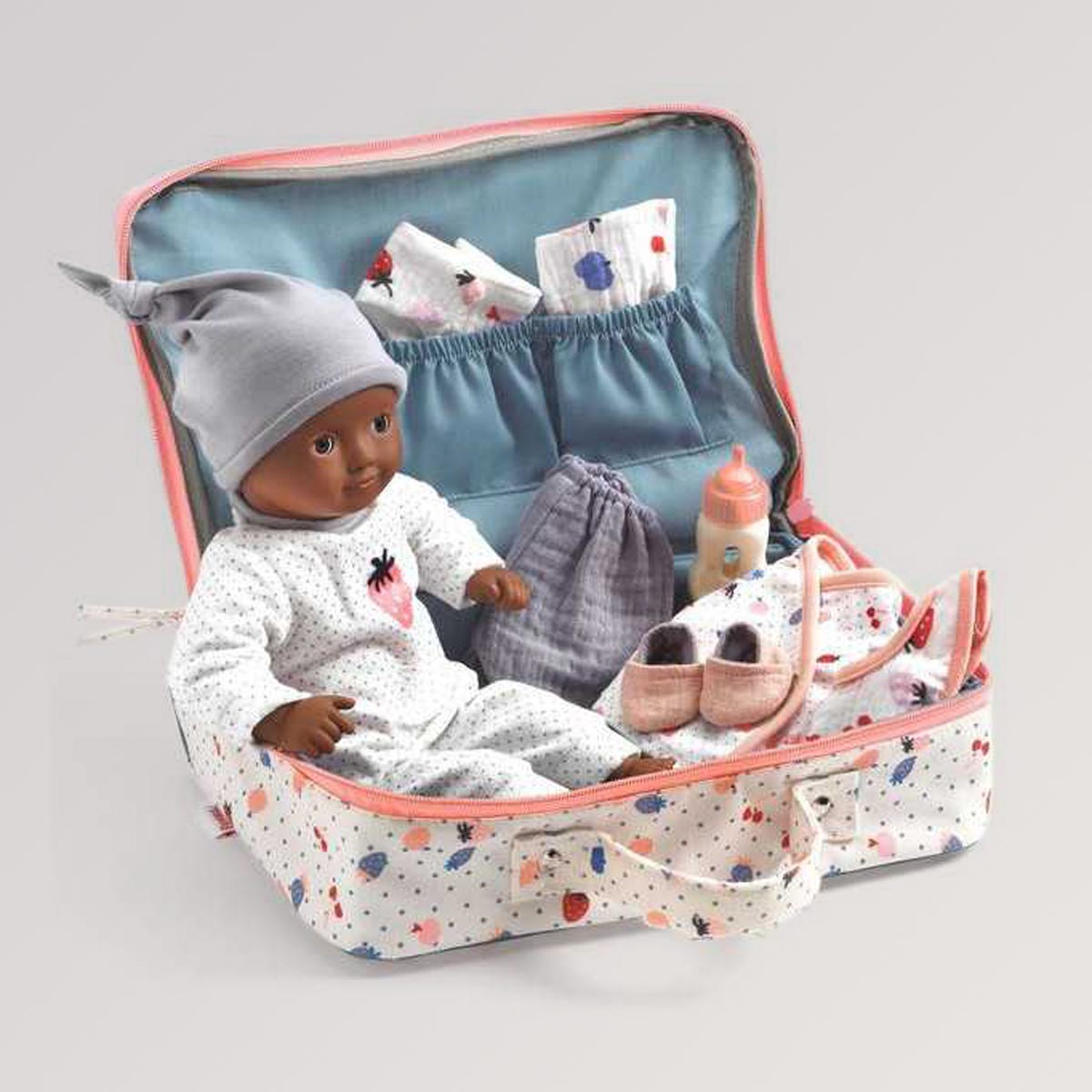 POMEA Puppe Cerise sitzend im Koffer ab 18 Monaten