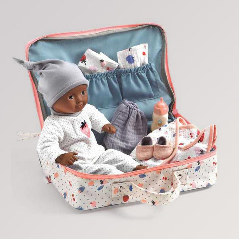 POMEA Puppe Cerise sitzend im Koffer ab 18 Monaten