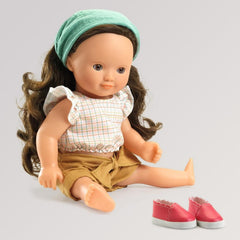 POMEA Puppe Lovely Joséphine im Sitzen mit roten Schuhen - von Djeco