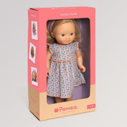 Blonde Puppe stehend in Box - POMEA Puppe Lovely Marie von Djeco