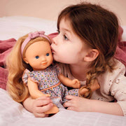 Kind mit blonder Puppe - POMEA Puppe Lovely Marie von Djeco