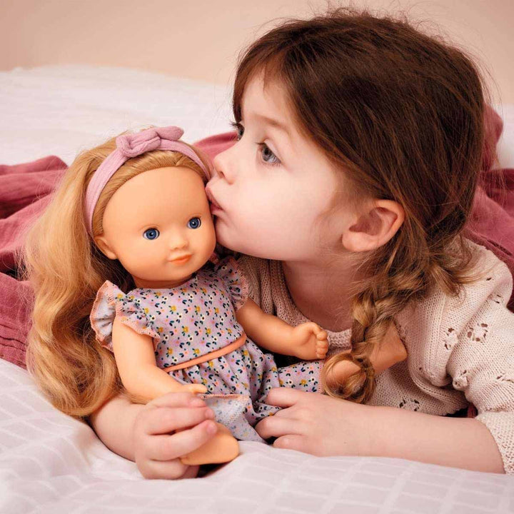 Kind mit blonder Puppe - POMEA Puppe Lovely Marie von Djeco