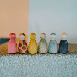 The Animal Crew - 6 bemalte Holzfiguren stehen auf Mauer - von Grapat