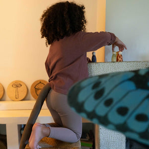 Mädchen spielt mit The Animal Crew Holzfiguren von Grapat