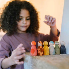 Mädchen spielt mit The Animal Crew Holzfiguren von Grapat