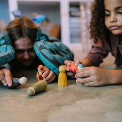 Zwei Mädchen spielen mit The Animal Crew Holzfiguren von Grapat