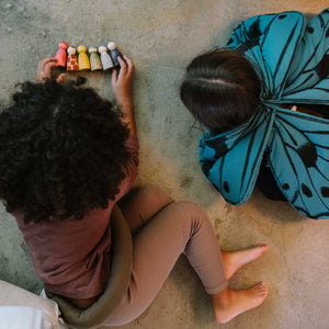 Zwei Mädchen spielen mit The Animal Crew Holzfiguren von Grapat