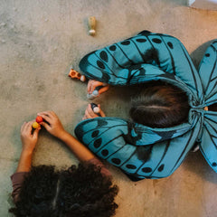 Zwei Mädchen spielen mit The Animal Crew Holzfiguren von Grapat