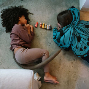 Zwei Mädchen spielen mit The Animal Crew Holzfiguren von Grapat