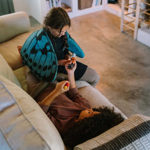 Zwei Mädchen spielen mit The Animal Crew Holzfiguren von Grapat