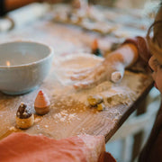 Bakes - handbemaltes Gebäck aus Holz von Grapat neben Kind