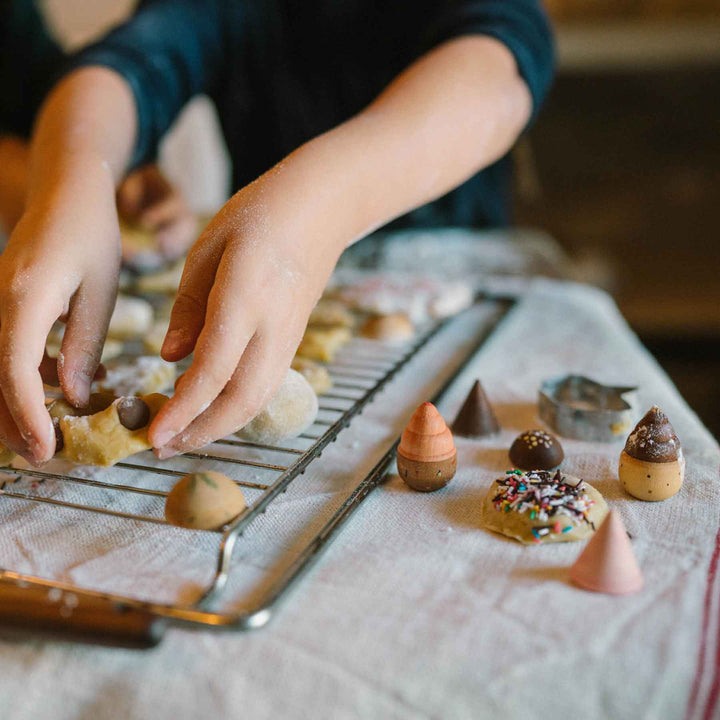 Bakes - handbemaltes Gebäck aus Holz von Grapat neben Kind