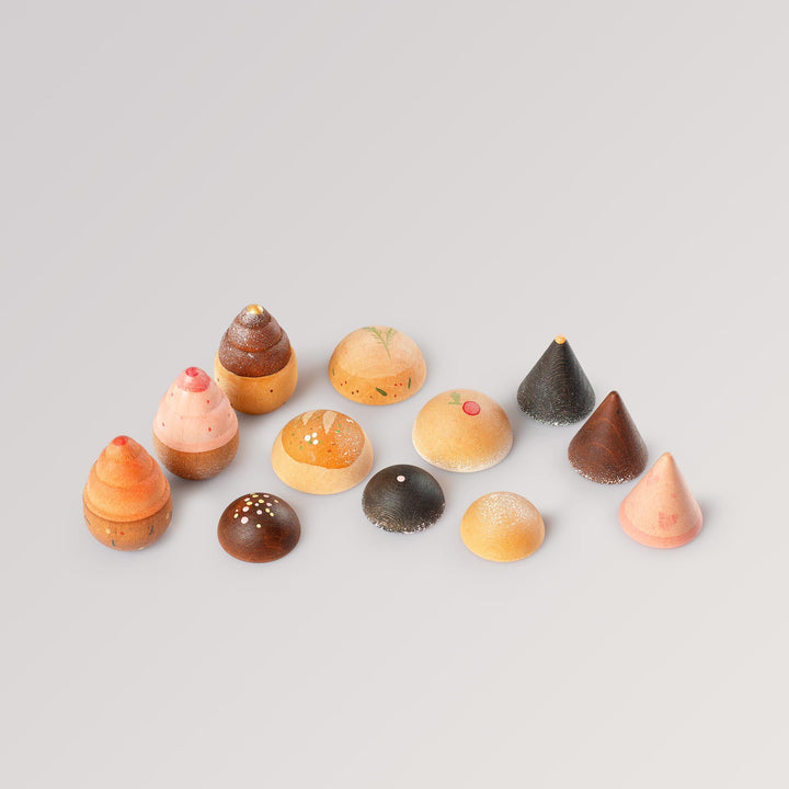 Bakes - handbemaltes Gebäck aus Holz von Grapat