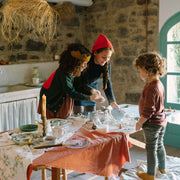 Kinder spielen mit Bakes - handbemaltes Gebäck aus Holz von Grapat