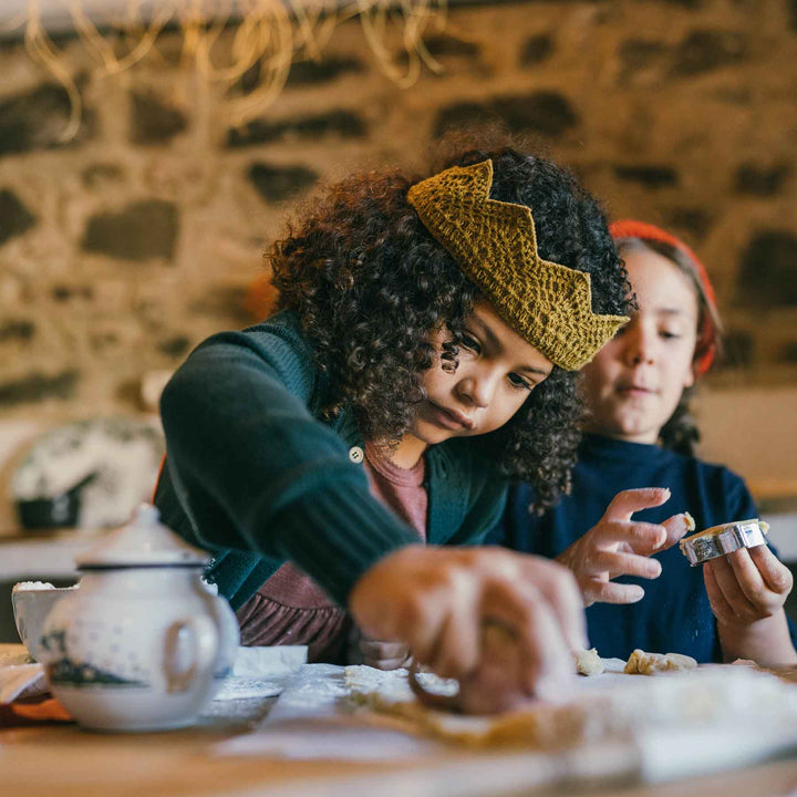 Kinder spielen mit Bakes - handbemaltes Gebäck aus Holz von Grapat