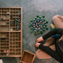 Kind spielt mit Cold Mandala Mix von Grapat - 81 Holzelemente zum Mandala legen