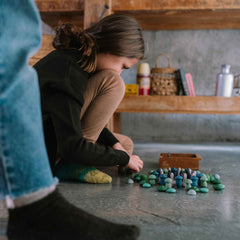 Kind spielt mit Cold Mandala Mix von Grapat - 81 Holzelemente zum Mandala legen