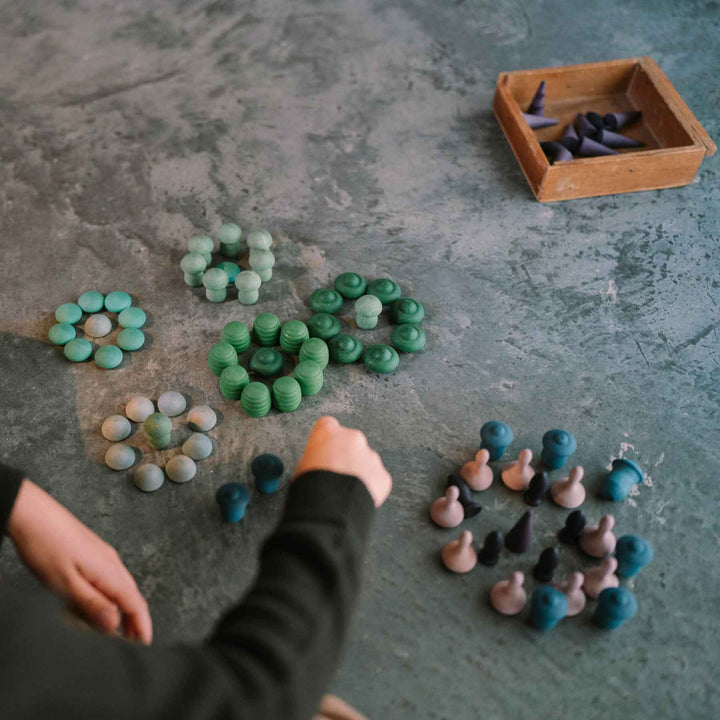 Kind spielt mit Cold Mandala Mix von Grapat - 81 Holzelemente zum Mandala legen