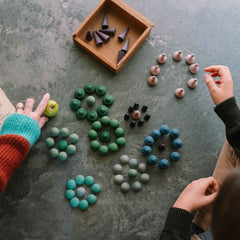 Kind spielt mit Cold Mandala Mix von Grapat - 81 Holzelemente zum Mandala legen