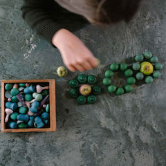 Kind spielt mit Cold Mandala Mix von Grapat - 81 Holzelemente zum Mandala legen