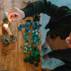 Kind spielt mit Cold Mandala Mix von Grapat - 81 Holzelemente zum Mandala legen