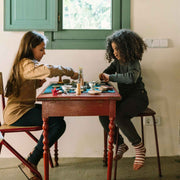 Kinder spielen mit Dishes von Grapat - handbemalte Tellerchen aus Holz