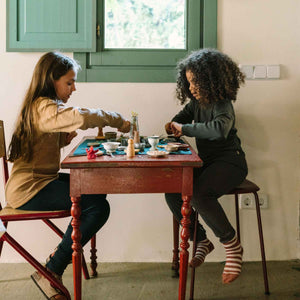 Kinder spielen mit Dishes von Grapat - handbemalte Tellerchen aus Holz