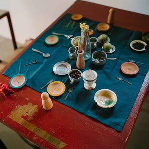 Dishes von Grapat auf Tisch - handbemalte Tellerchen aus Holz