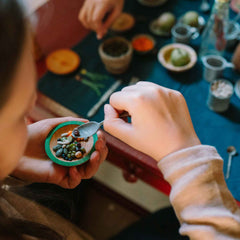 Kinder spielen mit Dishes von Grapat - handbemalte Tellerchen aus Holz