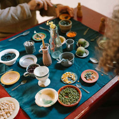 Kinder spielen mit Dishes von Grapat - handbemalte Tellerchen aus Holz