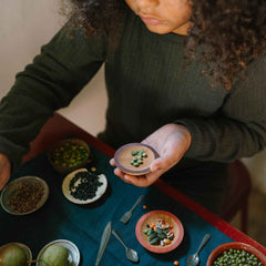 Kinder spielen mit Dishes von Grapat - handbemalte Tellerchen aus Holz