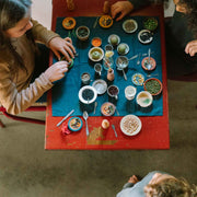 Kinder spielen mit Dishes von Grapat - handbemalte Tellerchen aus Holz