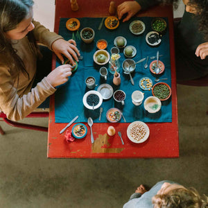 Kinder spielen mit Dishes von Grapat - handbemalte Tellerchen aus Holz
