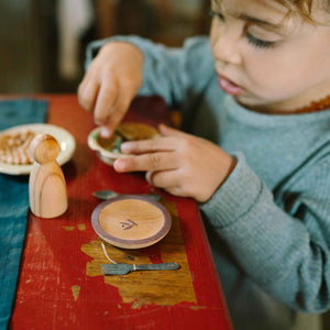 Kinder spielen mit Dishes von Grapat - handbemalte Tellerchen aus Holz