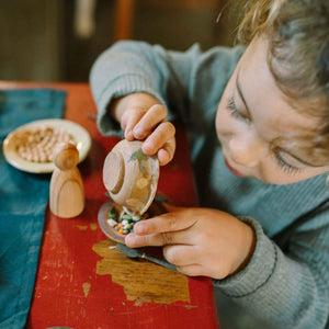 Kinder spielen mit Dishes von Grapat - handbemalte Tellerchen aus Holz