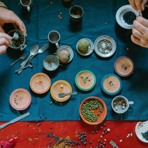 Kinder spielen mit Dishes von Grapat - handbemalte Tellerchen aus Holz