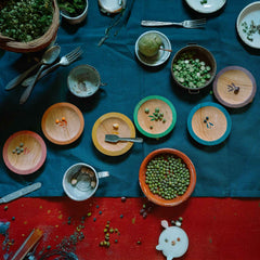 Kinder spielen mit Dishes von Grapat - handbemalte Tellerchen aus Holz