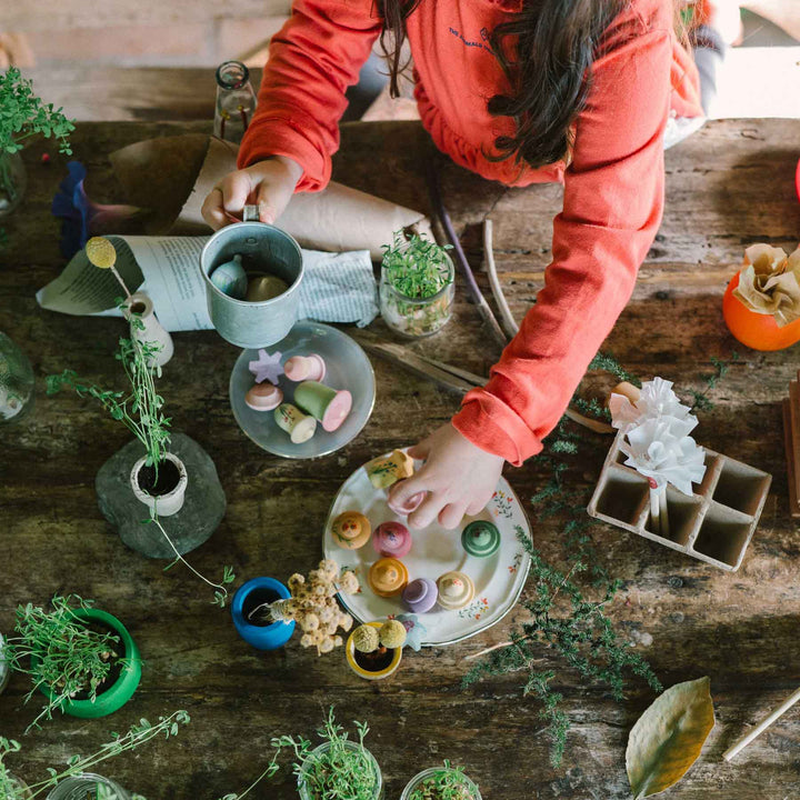 Kind spielt mit Flower Meadow von Grapat: handbemalte Blumen aus Holz