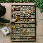 Kind spielt mit Flower Meadow von Grapat: handbemalte Blumen aus Holz