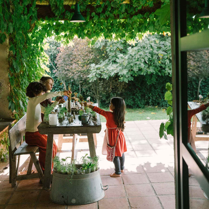 Kinder spielen mit Blumen. Lifestyle Bilder zu Flower Meadow von Grapat: handbemalte Blumen aus Holz