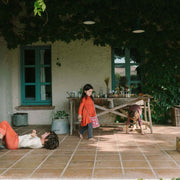Kinder spielen. Lifestyle Bild zu Flower Meadow von Grapat: handbemalte Blumen aus Holz