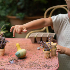 Grapat - Flowing Yellow Bird - Kind mit Kreisel