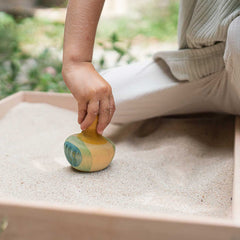 Grapat - Flowing Yellow Bird - Kind spielt im Sand