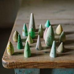 Forest Tree - Holzfiguren handbemalt wie Bäume stehen auf Tisch - von Grapat