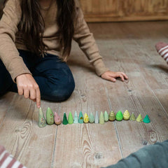 Kinder spielen mit Forest Tree - Holzfiguren handbemalt wie Bäume - von Grapat