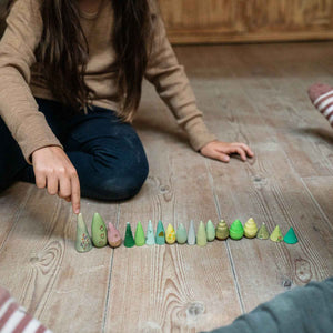 Kinder spielen mit Forest Tree - Holzfiguren handbemalt wie Bäume - von Grapat